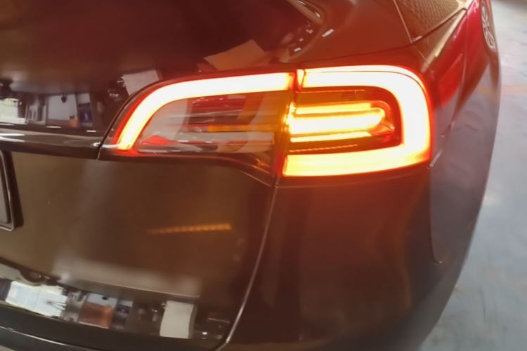 Used Tesla Model Y 2022 Long-Range All-Wheel-Drive Version Right Rear Taillight