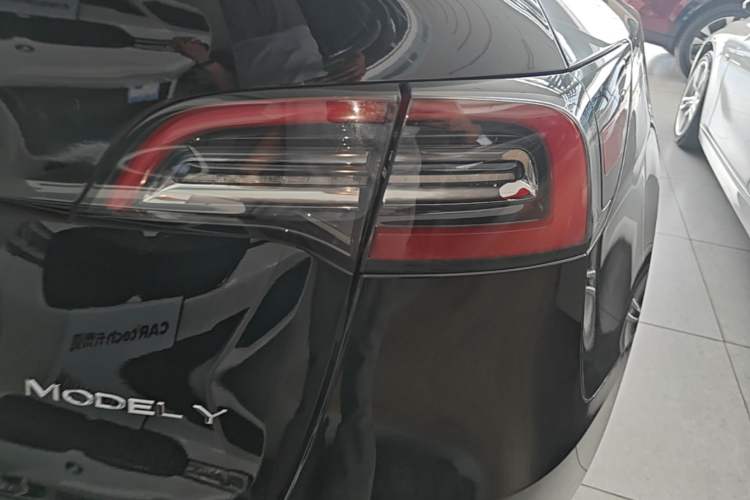 Used Tesla Model Y 2022 Long-Range All-Wheel-Drive Version Right Rear Taillight