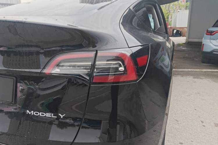 Used Tesla Model Y 2022 Long-Range All-Wheel-Drive Version Right Rear Taillight
