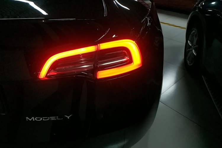 Used Tesla Model Y 2022 Long-Range All-Wheel-Drive Version Right Rear Taillight