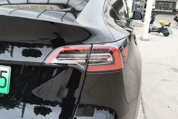 Used Tesla Model Y 2022 Long-Range All-Wheel-Drive Version Right Rear Taillight