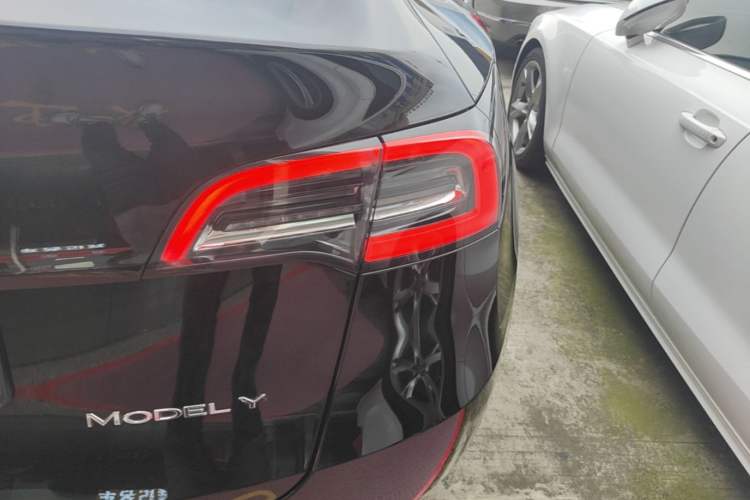Used Tesla Model Y 2022 Long-Range All-Wheel-Drive Version Right Rear Taillight