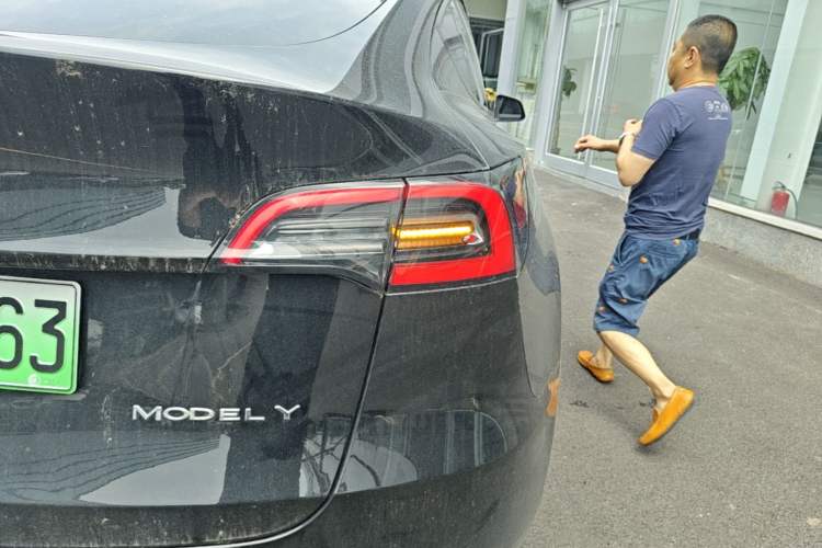 Used Tesla Model Y 2022 Long-Range All-Wheel-Drive Version Right Rear Taillight