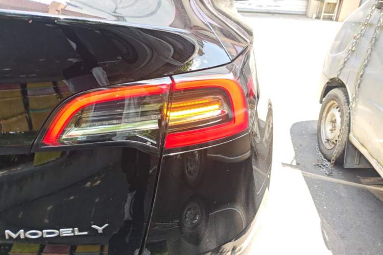 Used Tesla Model Y 2022 Long-Range All-Wheel-Drive Version Right Rear Taillight