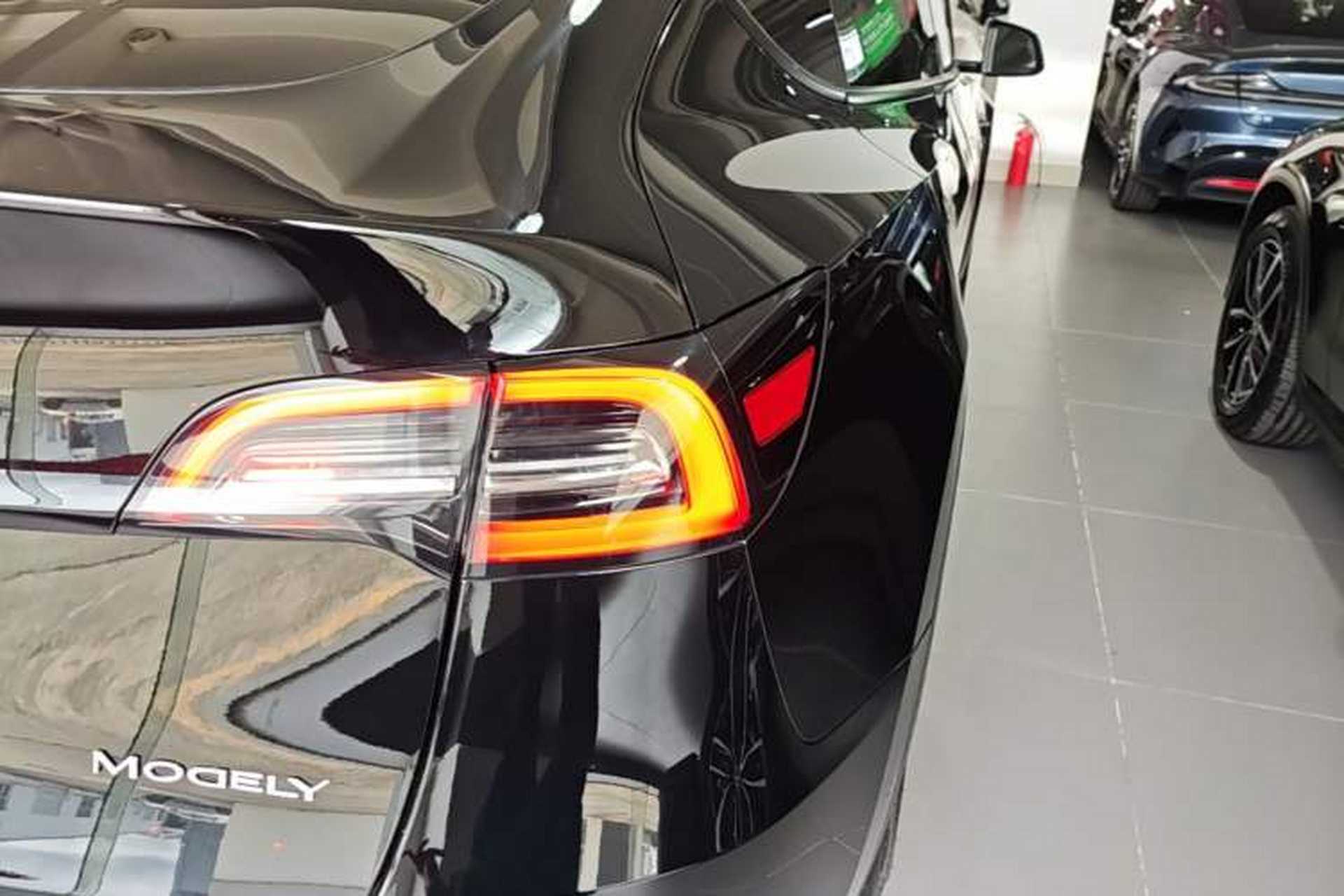 Used Tesla Model Y 2022 Long-Range All-Wheel-Drive Version Right Rear Taillight