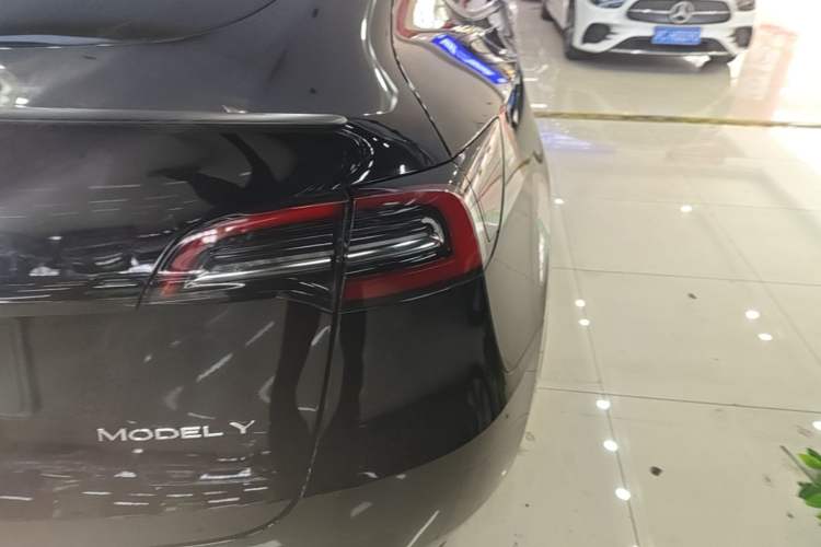 Used Tesla Model Y 2022 Long-Range All-Wheel-Drive Version Right Rear Taillight
