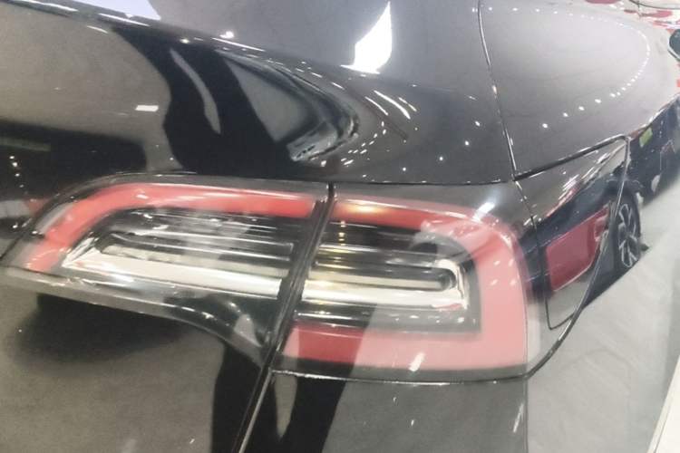 Used Tesla Model Y 2022 Long-Range All-Wheel-Drive Version Right Rear Taillight