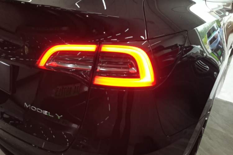 Used Tesla Model Y 2022 Long-Range All-Wheel-Drive Version Right Rear Taillight