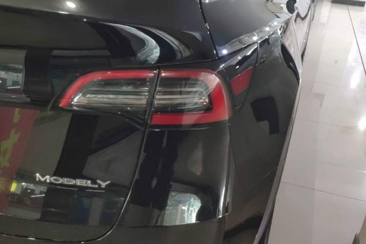 Used Tesla Model Y 2022 Long-Range All-Wheel-Drive Version Right Rear Taillight