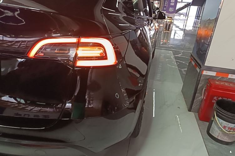 Used Tesla Model Y 2022 Long-Range All-Wheel-Drive Version Right Rear Taillight