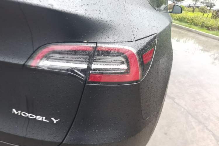 Used Tesla Model Y 2022 Long-Range All-Wheel-Drive Version Right Rear Taillight