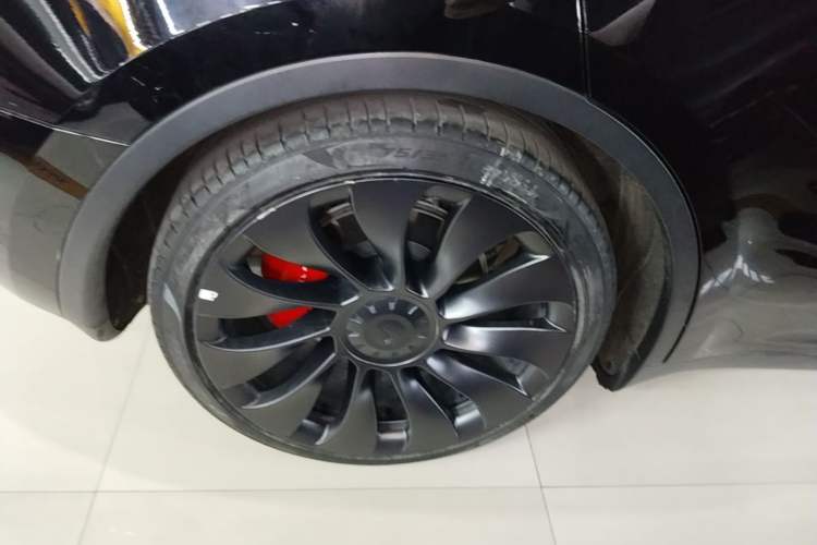 Used Tesla Model Y 2022 Performance High-Performance All-Wheel-Drive Version Right Rear Wheel Hub