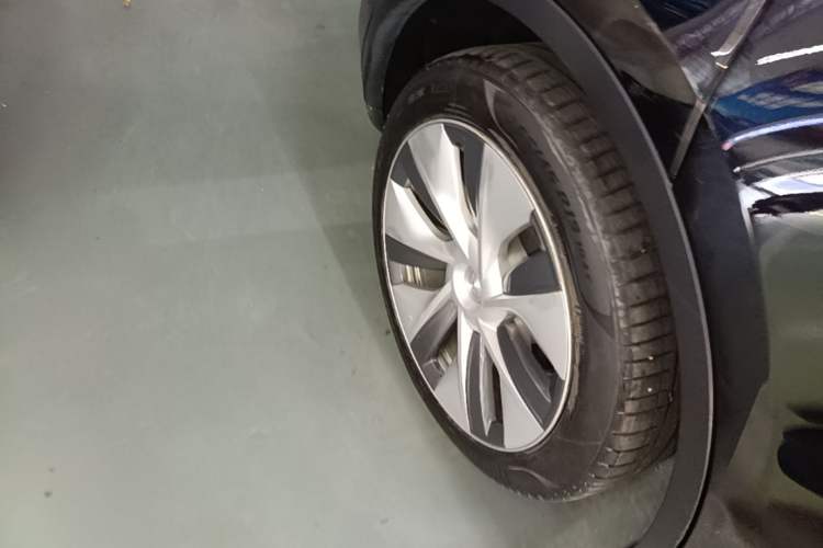 Used Tesla Model Y 2022 Rear-Wheel-Drive Version Right Rear Wheel Hub