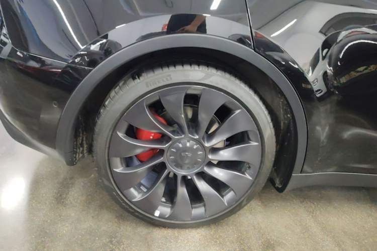 Used Tesla Model Y 2022 Performance High-Performance All-Wheel-Drive Version Right Rear Wheel Hub