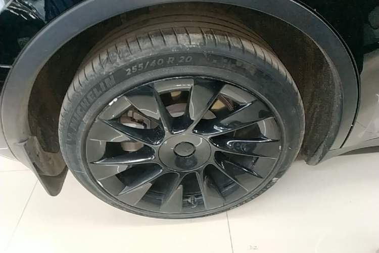 Used Tesla Model Y 2022 Long-Range All-Wheel-Drive Version Right Rear Wheel Hub