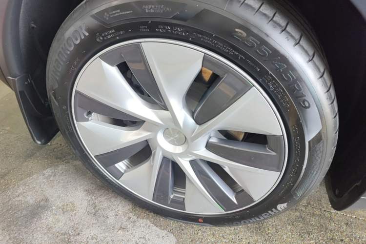 Used Tesla Model Y 2022 Long-Range All-Wheel-Drive Version Right Rear Wheel Hub