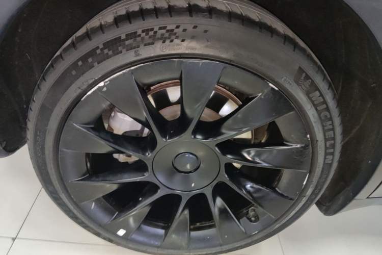 Used Tesla Model Y 2022 Long-Range All-Wheel-Drive Version Right Rear Wheel Hub