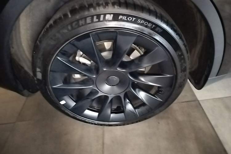 Used Tesla Model Y 2022 Revised Version Long-Range All-Wheel Drive Right Rear Wheel Hub