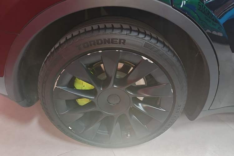 Used Tesla Model Y 2022 Long-Range All-Wheel-Drive Version Right Rear Wheel Hub