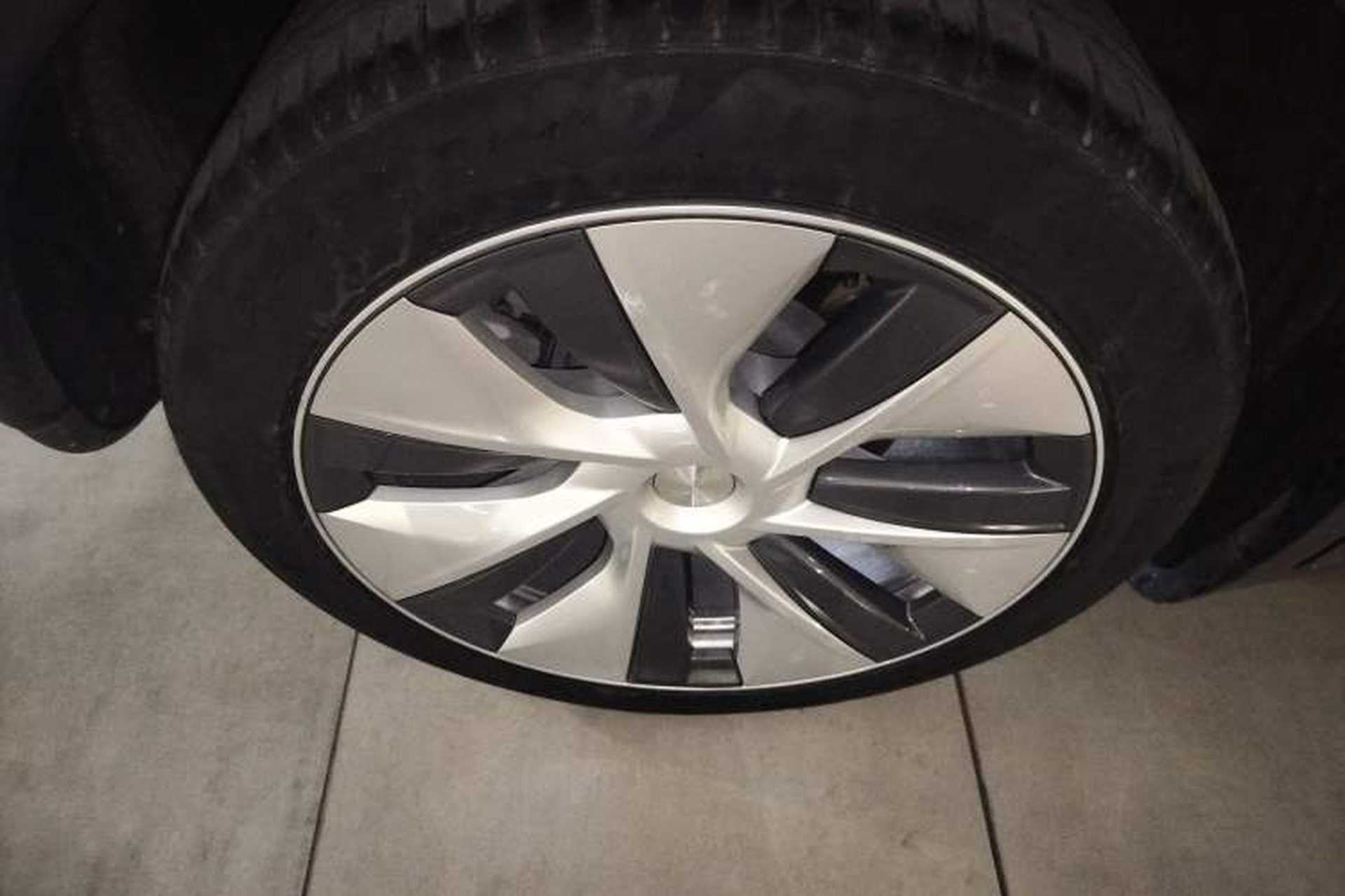 Used Tesla Model Y 2022 Rear-Wheel-Drive Version Right Rear Wheel Hub