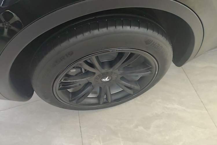 Used Tesla Model Y 2022 Long-Range All-Wheel-Drive Version Right Rear Wheel Hub