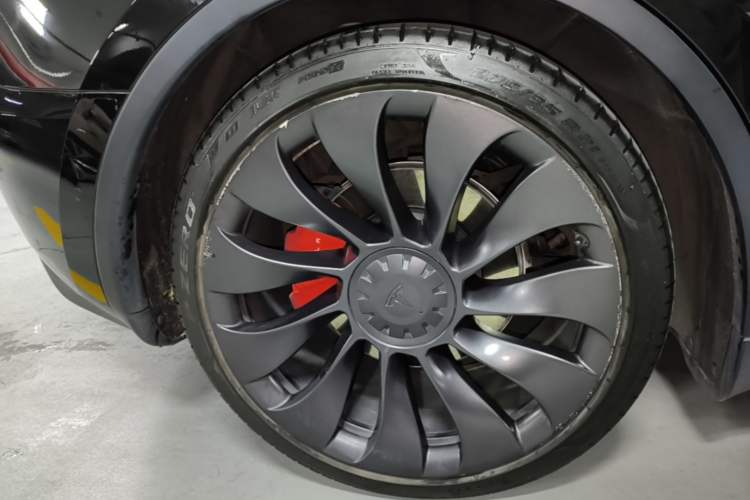 Used Tesla Model Y 2022 Performance High-Performance All-Wheel-Drive Version Right Rear Wheel Hub