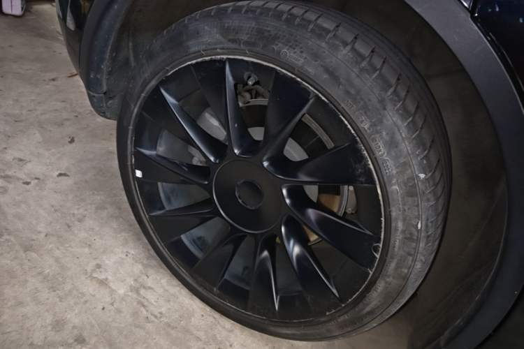 Used Tesla Model Y 2022 Long-Range All-Wheel-Drive Version Right Rear Wheel Hub