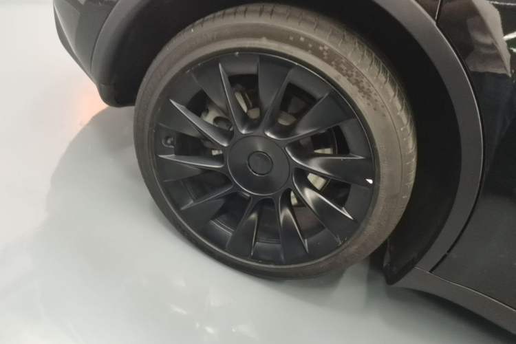 Used Tesla Model Y 2022 Long-Range All-Wheel-Drive Version Right Rear Wheel Hub