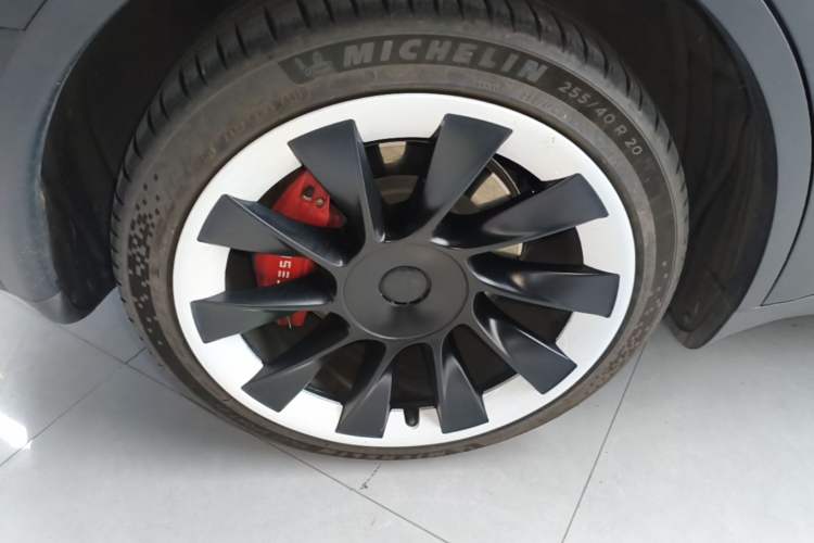 Used Tesla Model Y 2022 Long-Range All-Wheel-Drive Version Right Rear Wheel Hub