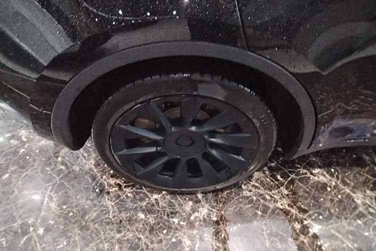 Used Tesla Model Y 2022 Long-Range All-Wheel-Drive Version Right Rear Wheel Hub