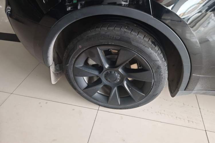 Used Tesla Model Y 2022 Long-Range All-Wheel-Drive Version Right Rear Wheel Hub