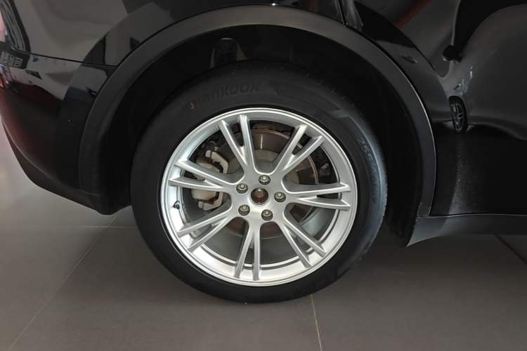 Used Tesla Model Y 2022 Long-Range All-Wheel-Drive Version Right Rear Wheel Hub