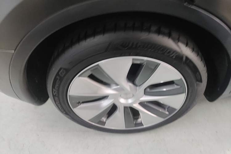 Used Tesla Model Y 2022 Long-Range All-Wheel-Drive Version Right Rear Wheel Hub