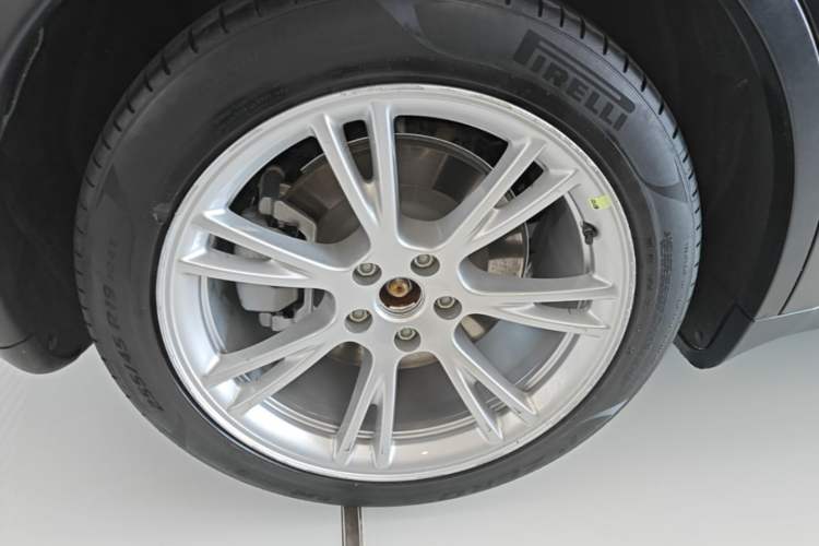 Used Tesla Model Y 2022 Rear-Wheel-Drive Version Right Rear Wheel Hub