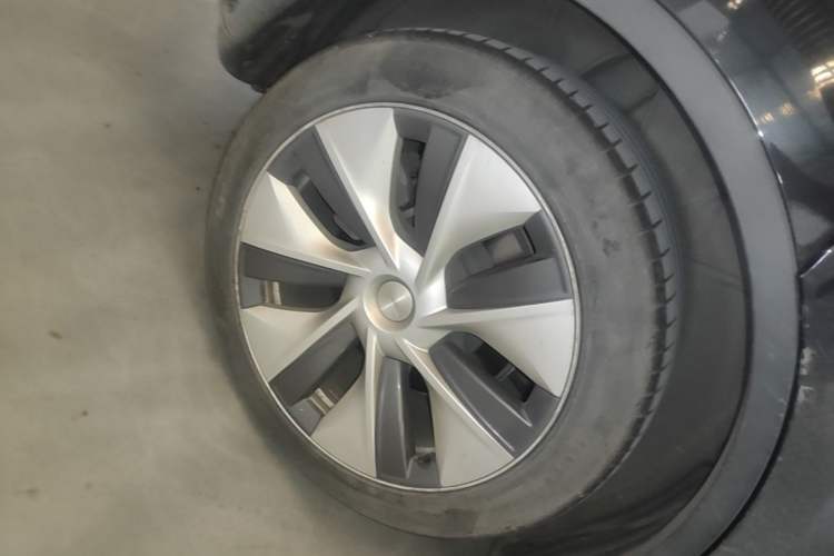 Used Tesla Model Y 2022 Rear-Wheel-Drive Version Right Rear Wheel Hub