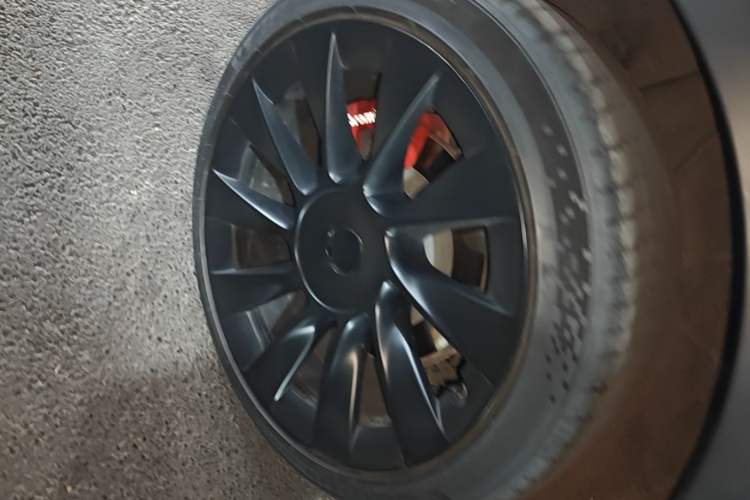 Used Tesla Model Y 2022 Long-Range All-Wheel-Drive Version Right Rear Wheel Hub
