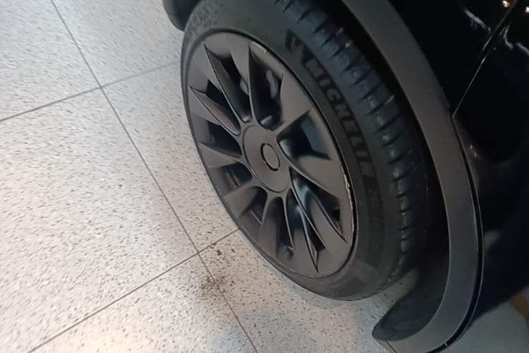 Used Tesla Model Y 2022 Long-Range All-Wheel-Drive Version Right Rear Wheel Hub