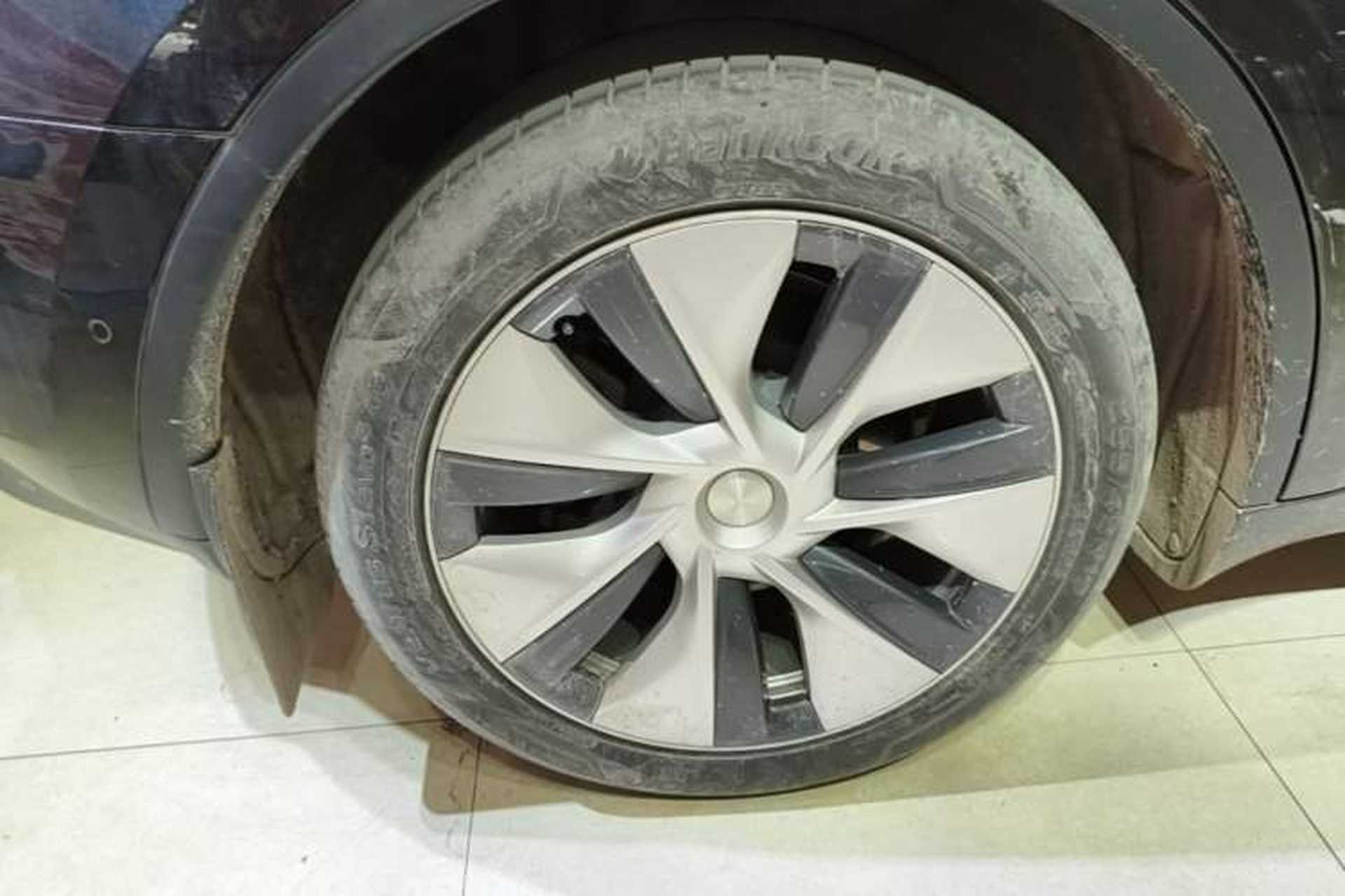 Used Tesla Model Y 2022 Long-Range All-Wheel-Drive Version Right Rear Wheel Hub