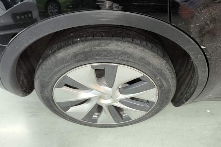 Used Tesla Model Y 2022 Long-Range All-Wheel-Drive Version Right Rear Wheel Hub