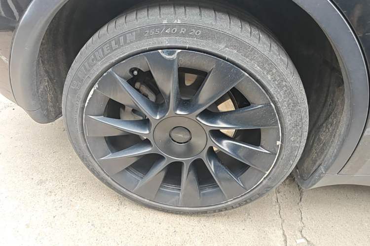 Used Tesla Model Y 2022 Long-Range All-Wheel-Drive Version Right Rear Wheel Hub