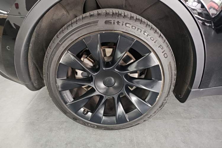 Used Tesla Model Y 2022 Long-Range All-Wheel-Drive Version Right Rear Wheel Hub