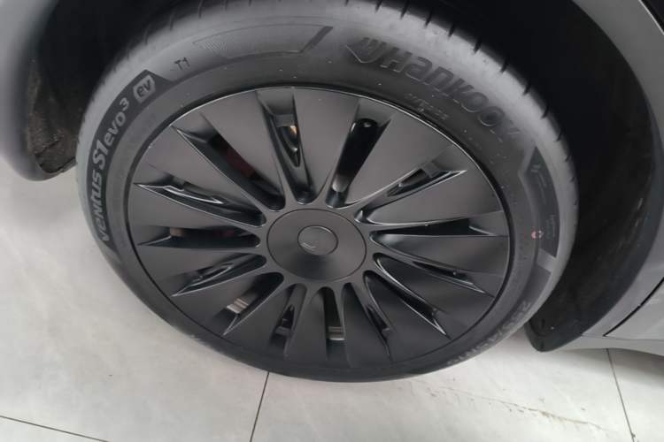 Used Tesla Model Y 2022 Long-Range All-Wheel-Drive Version Right Rear Wheel Hub