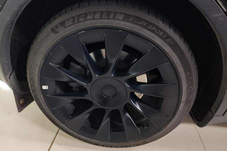 Used Tesla Model Y 2022 Rear-Wheel-Drive Version Right Rear Wheel Hub