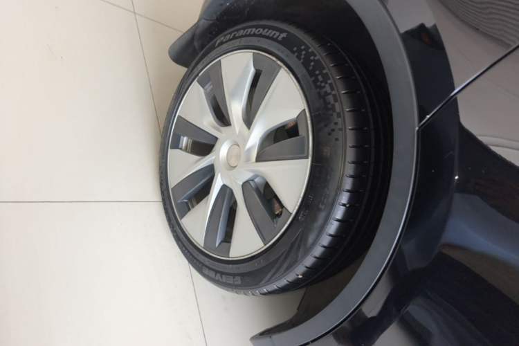 Used Tesla Model Y 2022 Long-Range All-Wheel-Drive Version Right Rear Wheel Hub