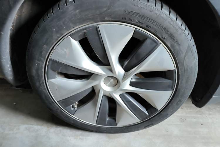 Used Tesla Model Y 2022 Revised Version Long-Range All-Wheel Drive Right Rear Wheel Hub