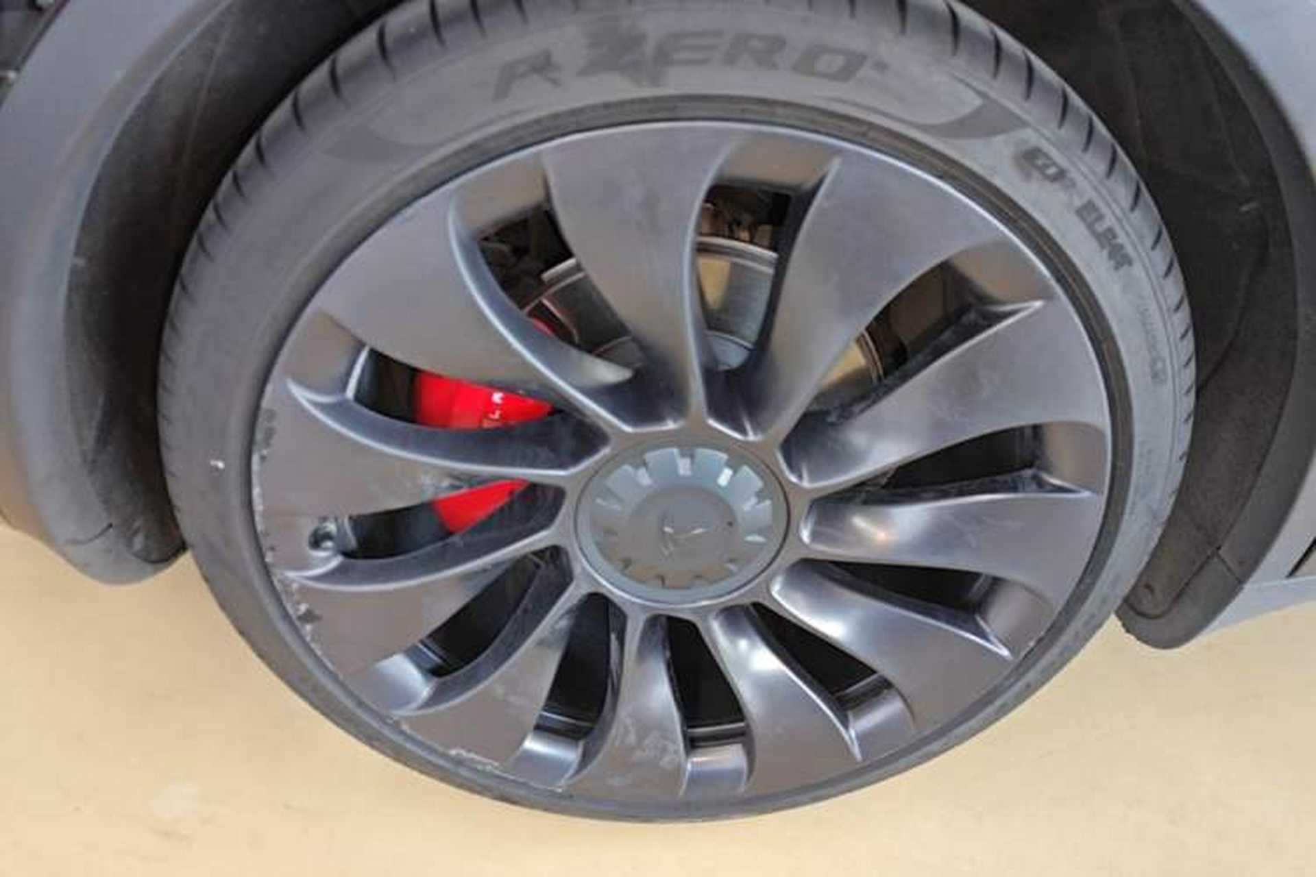 Used Tesla Model Y 2022 Performance High-Performance All-Wheel-Drive Version Right Rear Wheel Hub