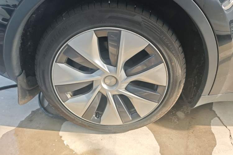 Used Tesla Model Y 2022 Rear-Wheel-Drive Version Right Rear Wheel Hub