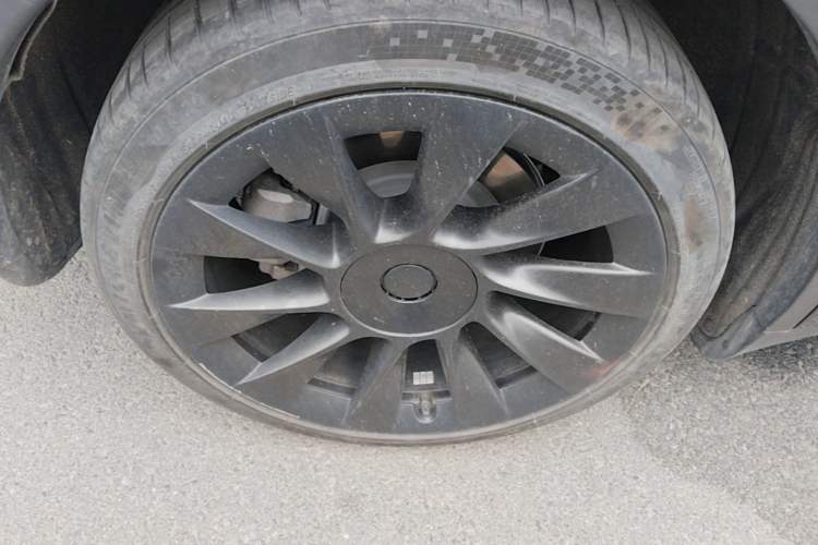 Used Tesla Model Y 2022 Long-Range All-Wheel-Drive Version Right Rear Wheel Hub