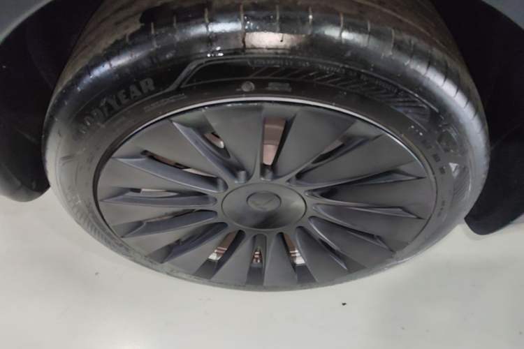 Used Tesla Model Y 2022 Long-Range All-Wheel-Drive Version Right Rear Wheel Hub