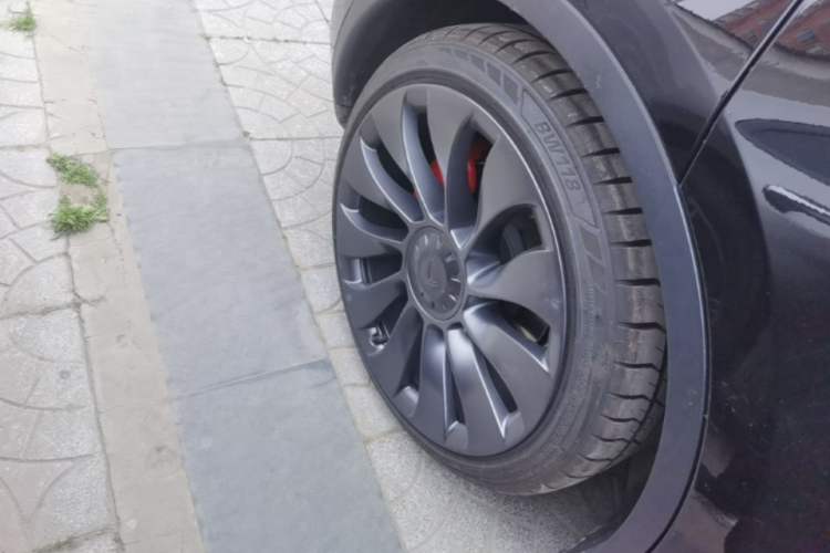Used Tesla Model Y 2022 Performance High-Performance All-Wheel-Drive Version Right Rear Wheel Hub